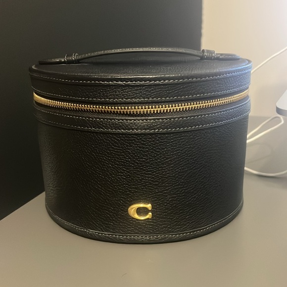 COACH Essential Vanity Case - Picture 4 of 9